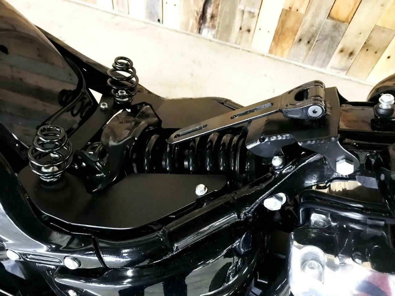 2018-2025 Harley Softail Spring Seat Conversion Mounting Kit Ant Red Wingtip
