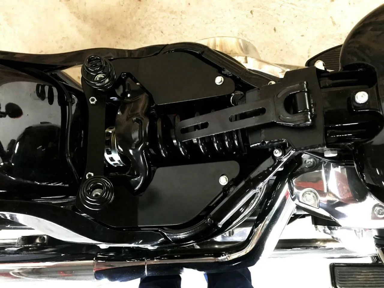 2018-2025 Harley Softail Spring Seat Conversion Mounting Kit Ant Red Wingtip