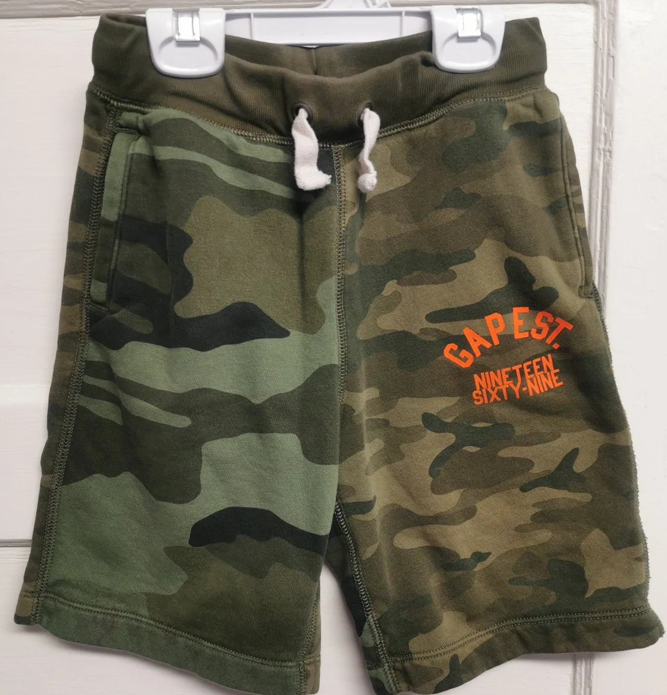 BOY SIZE SMALL (6/7 YEARS) - GAP Kids, Soft Army Shorts VGUC B44