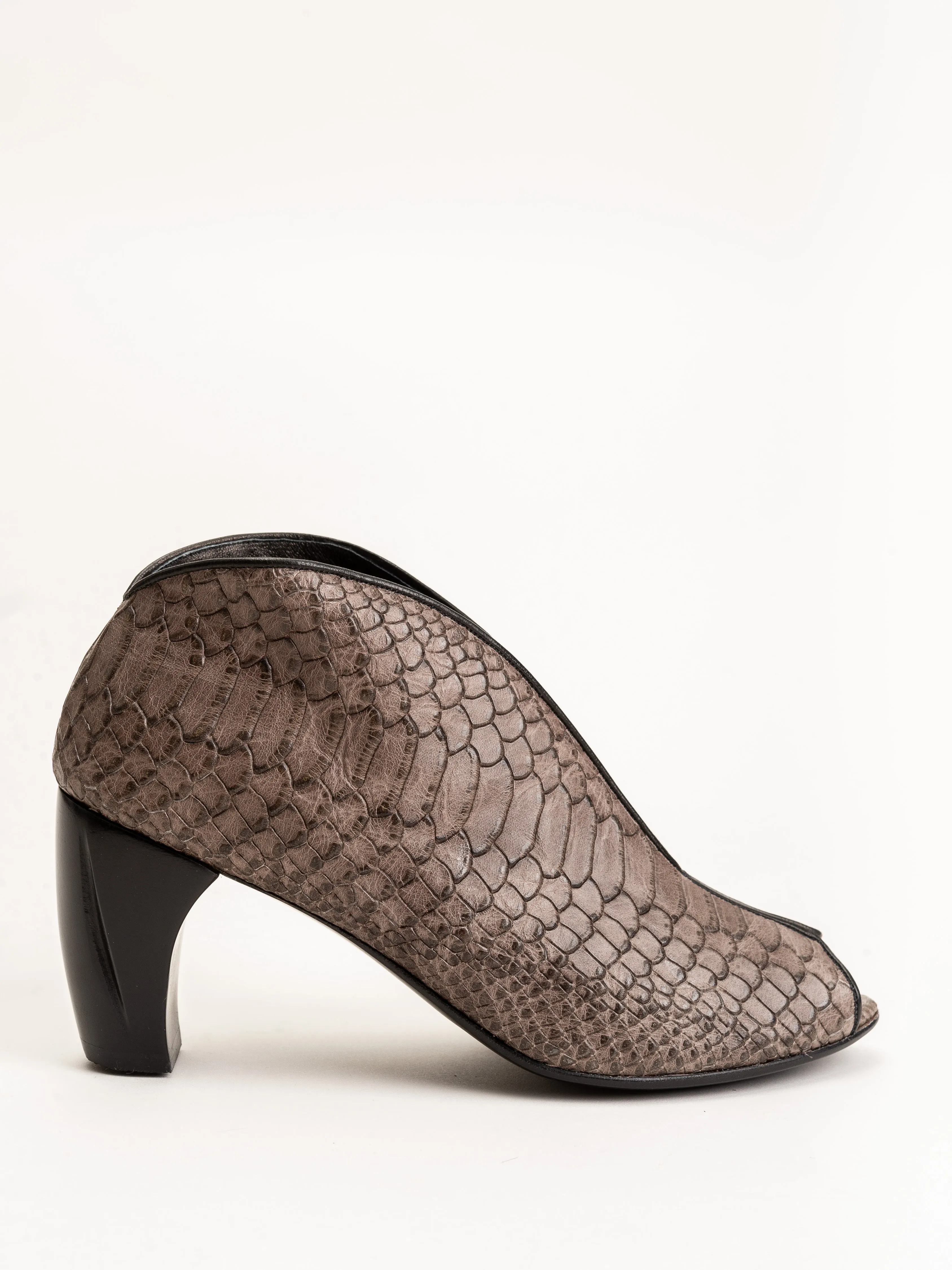 geneva bootie - grey lizard