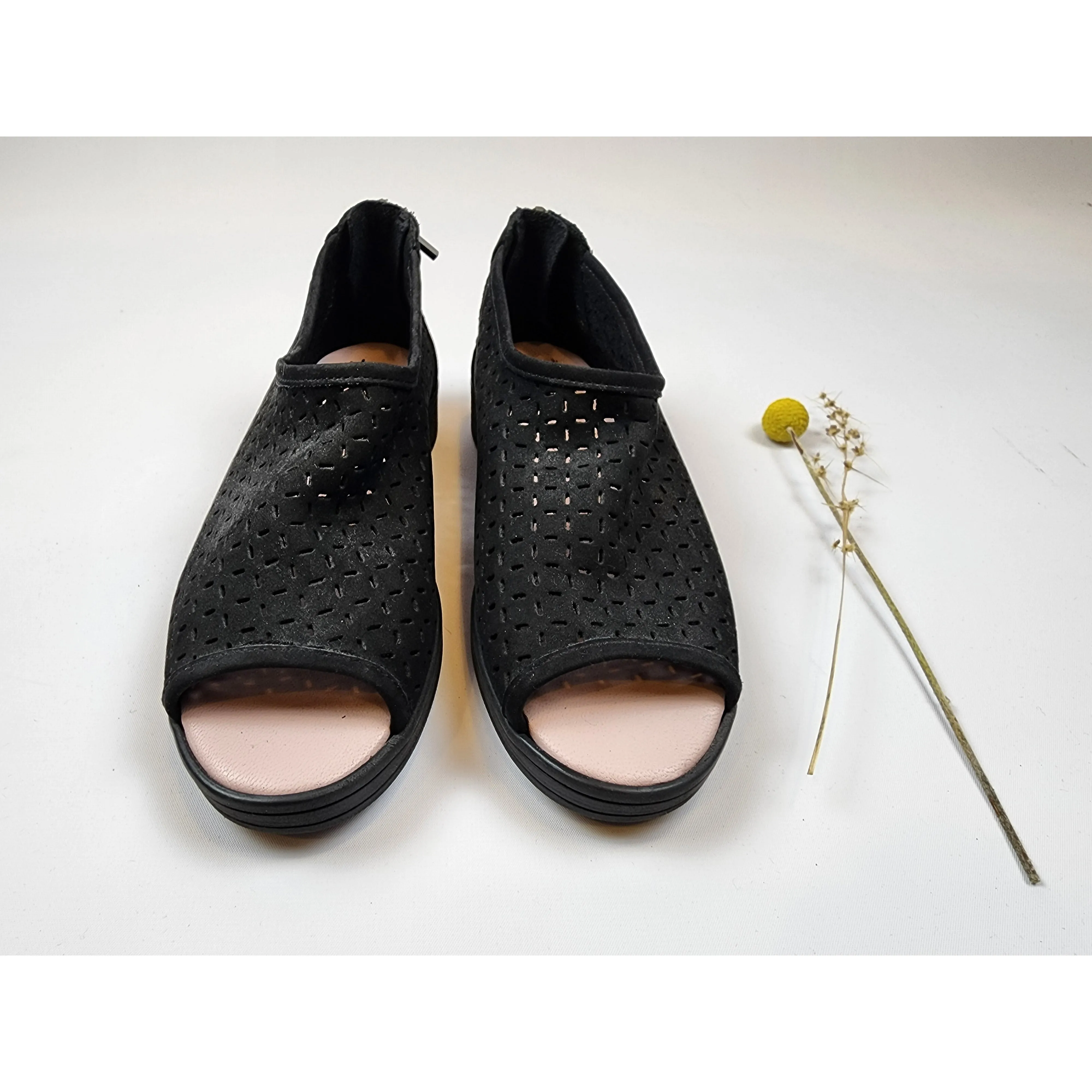 Hirica black neubuck leather shoes with lovely perforated pattern size 36.5