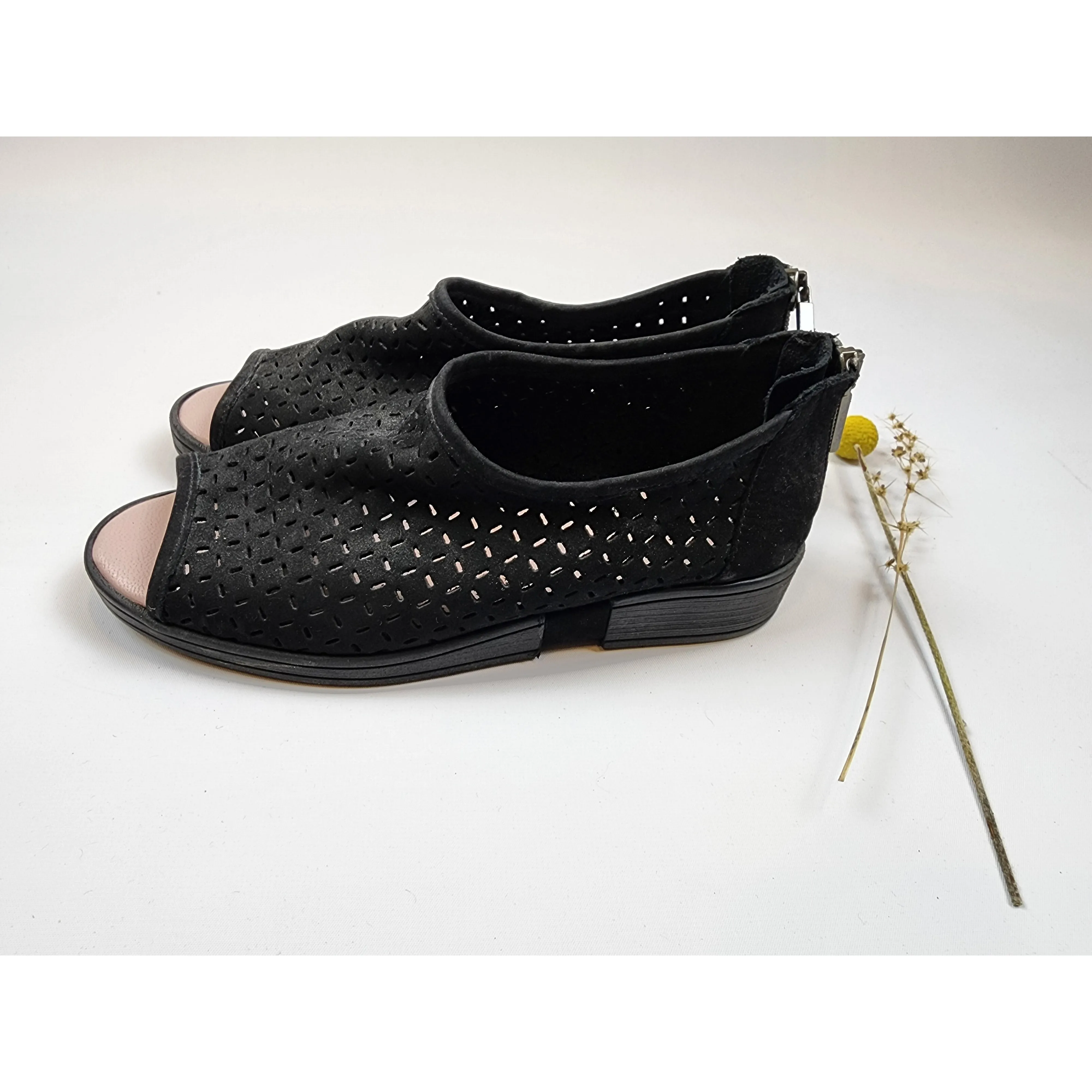 Hirica black neubuck leather shoes with lovely perforated pattern size 36.5