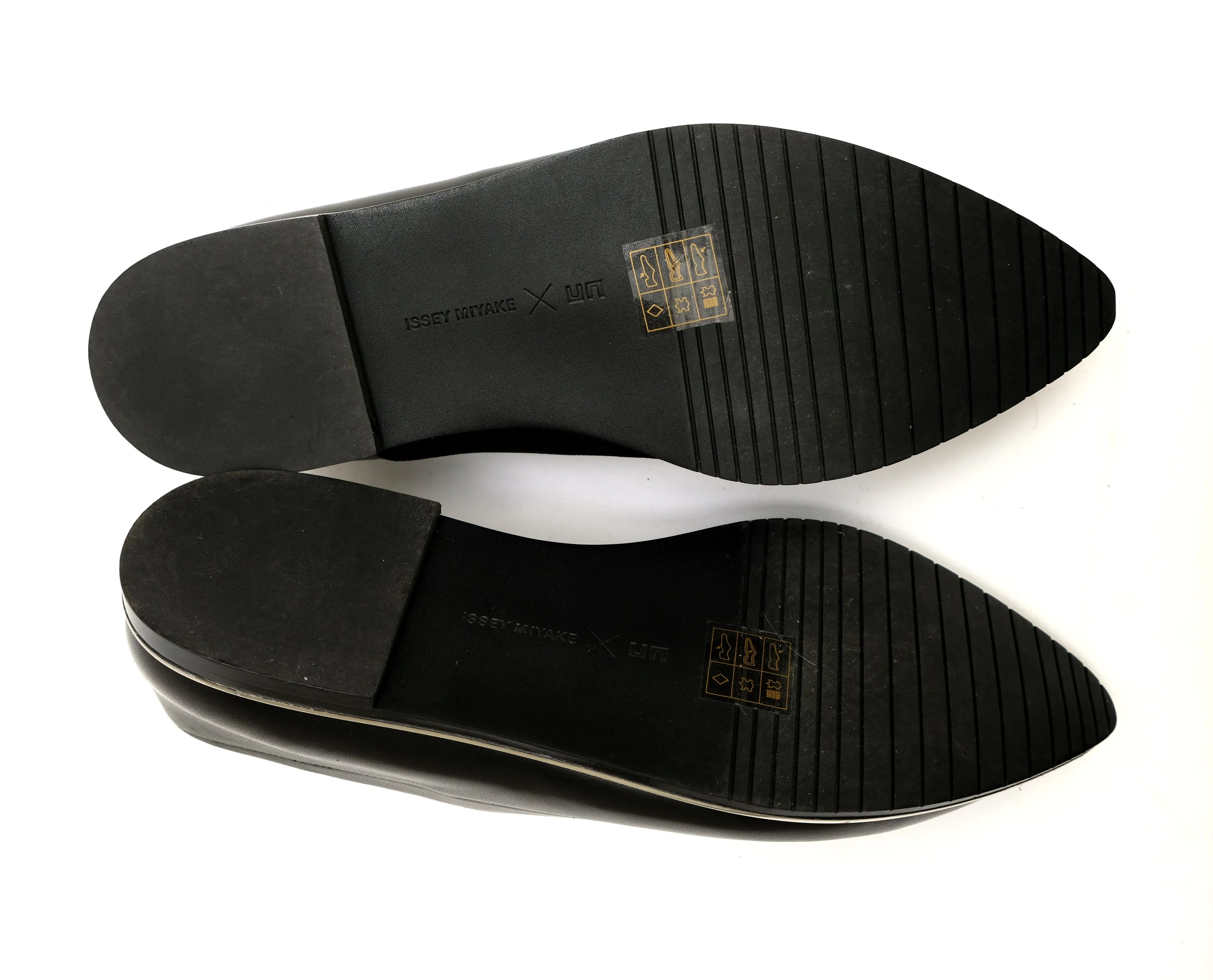 Issey Miyake Pointed Toe Flat Loafers in Black Leather with Silver Detail, EU39