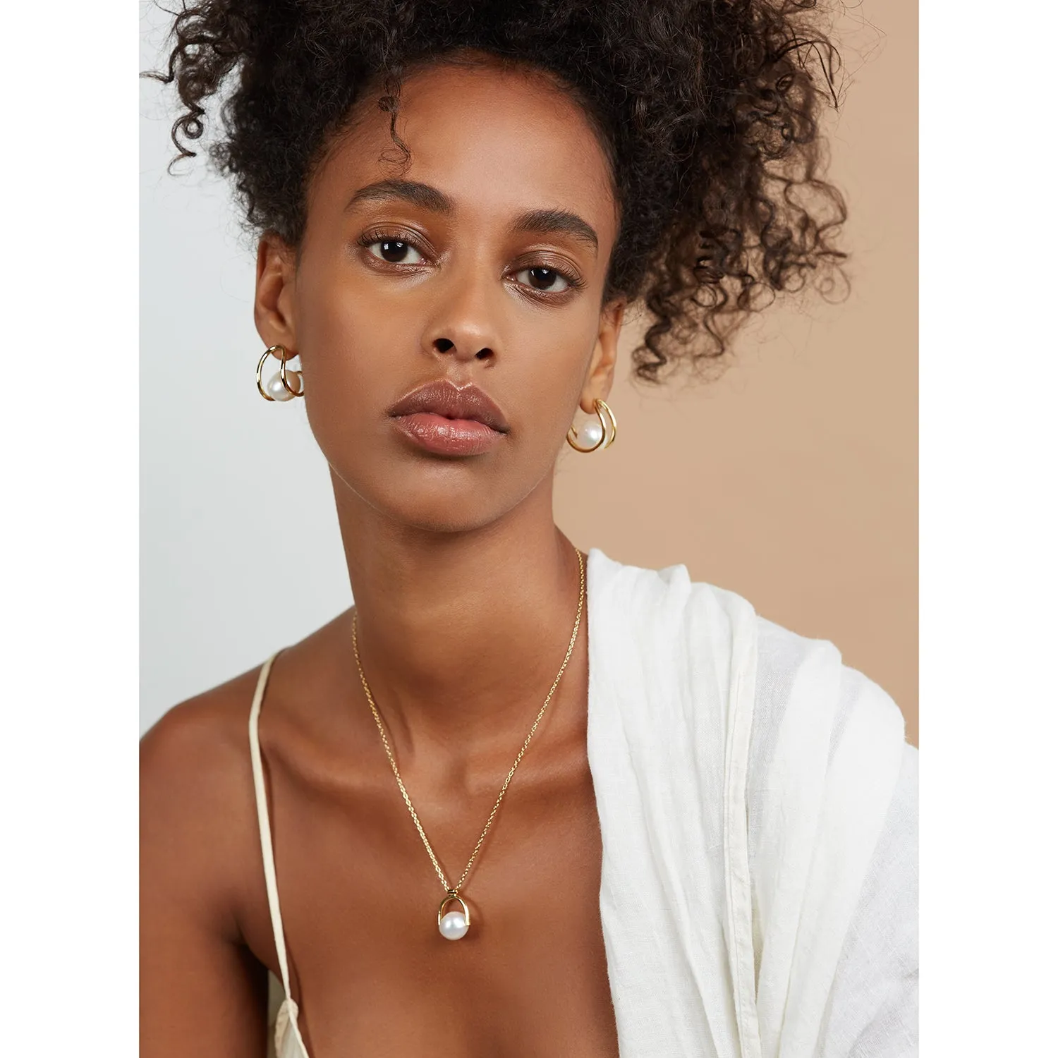 Pearl Swerve Earrings in Gold