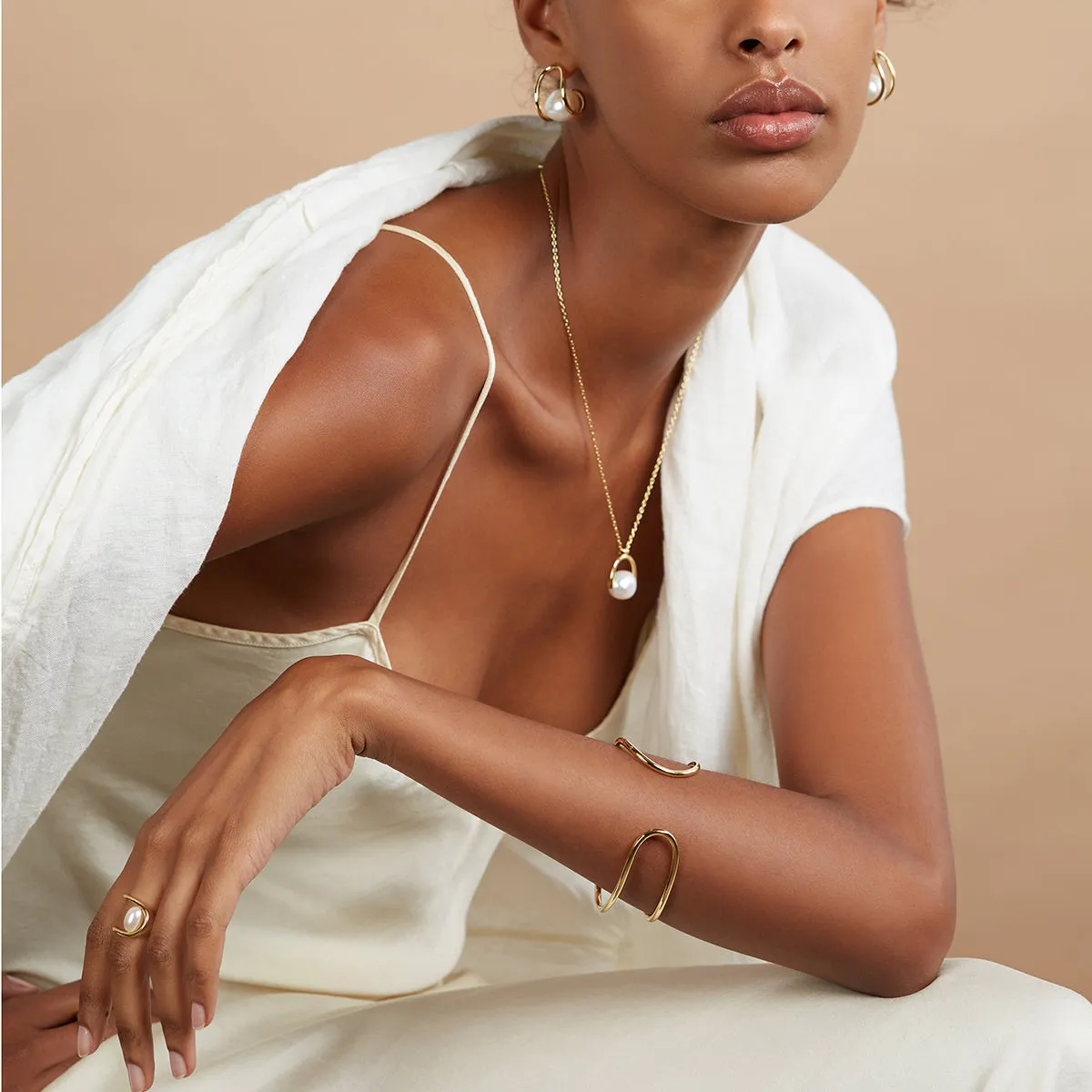 Pearl Swerve Earrings in Gold