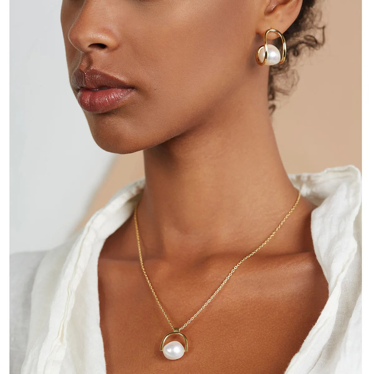 Pearl Swerve Earrings in Gold