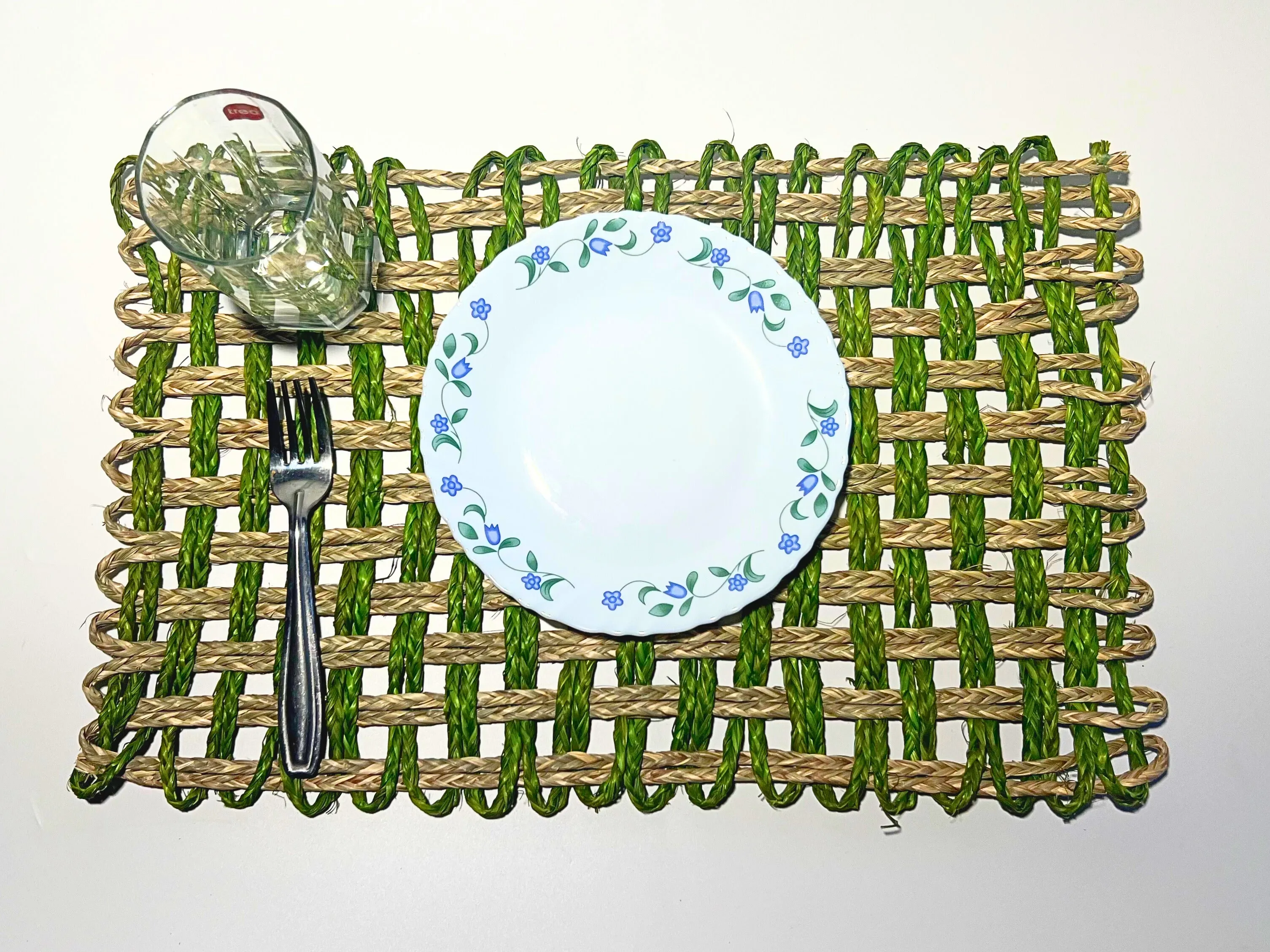 SABAI GRASS TABLE MATS SET OF 2 DUAL TONE NATURAL AND GREEN HANDMADE