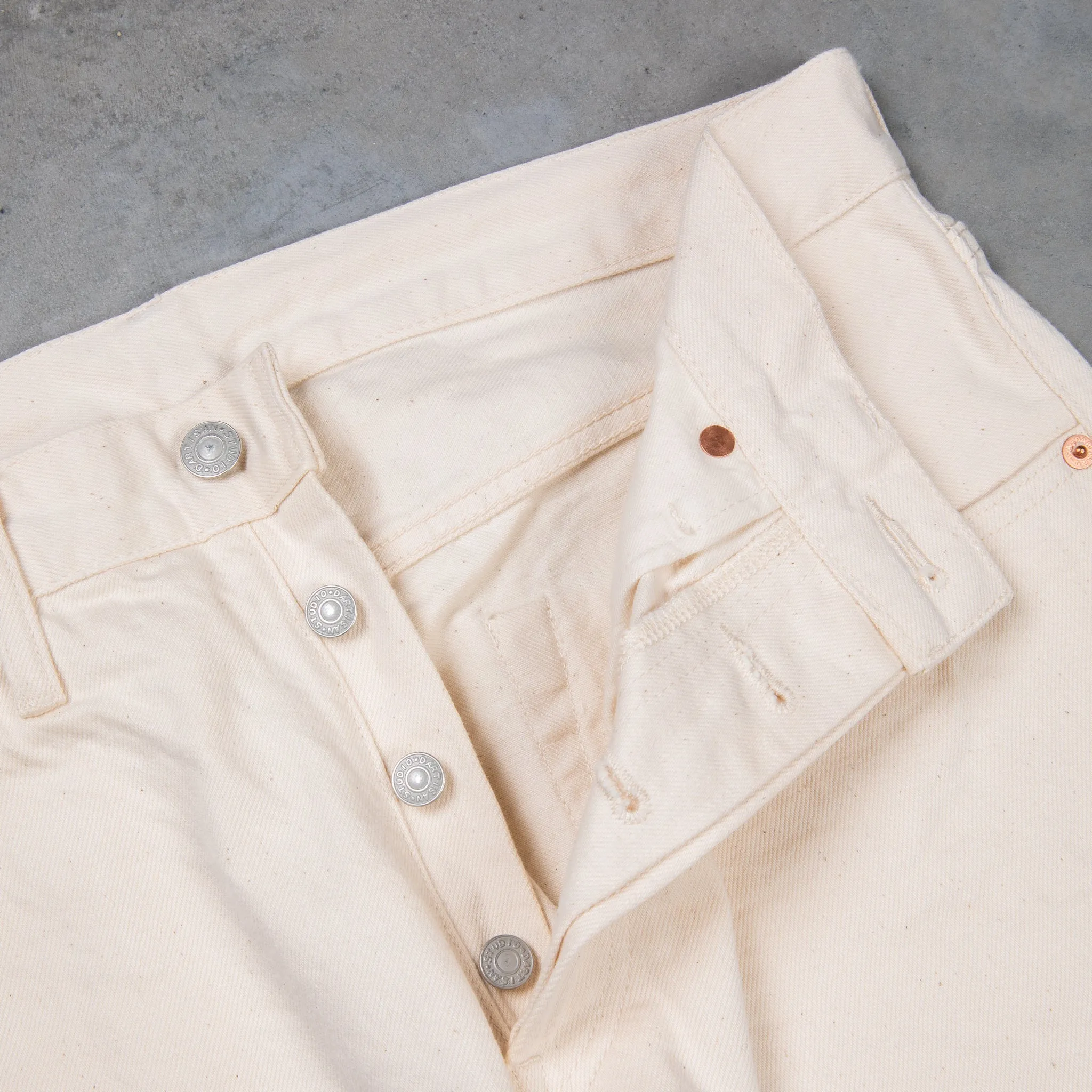 Studio d'Artisan Relax Tapered fit 13 Oz Ivory denim