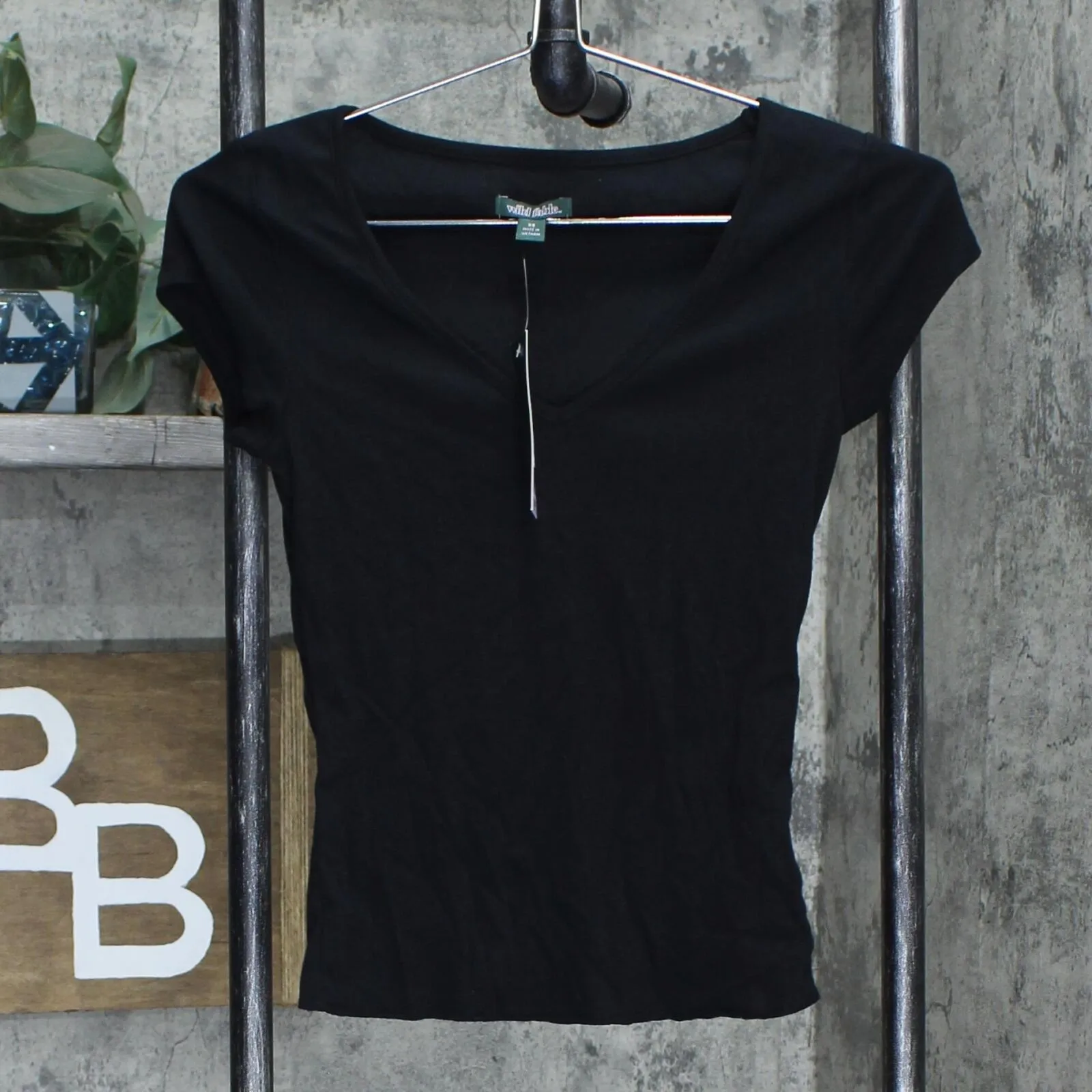 Wild Fable Women's Short Sleeve V-Neck Fitted T-Shirt 78591208